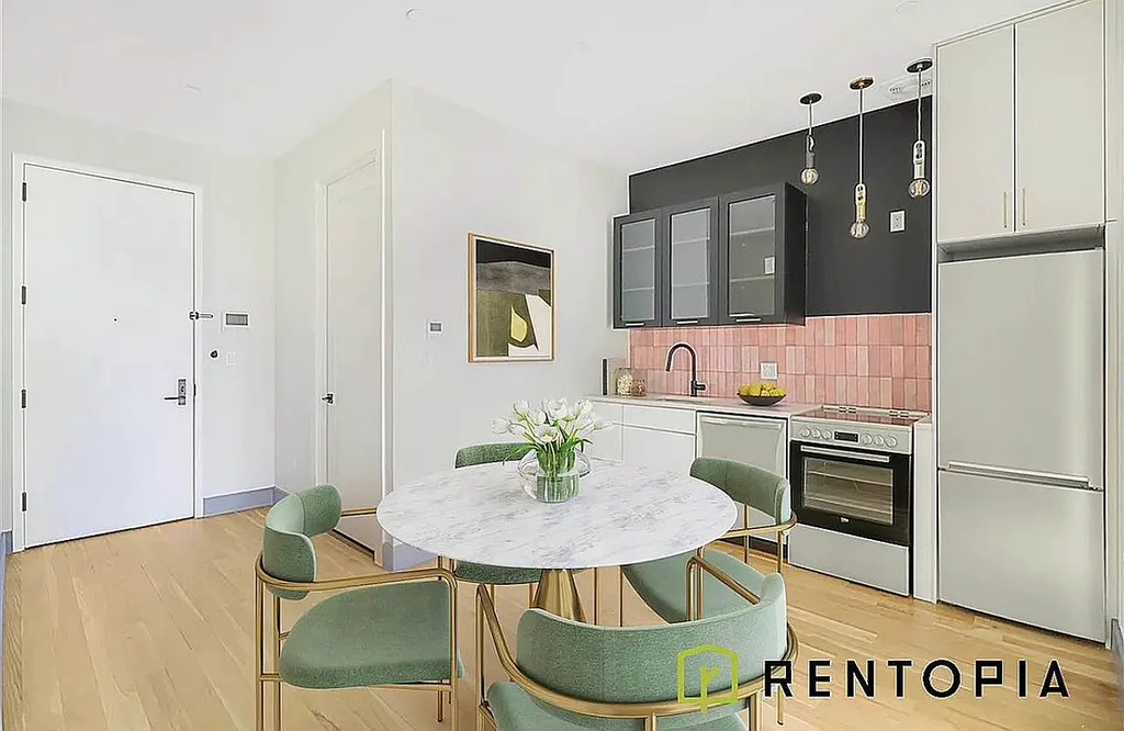 209 Montrose Avenue - Photo 0
