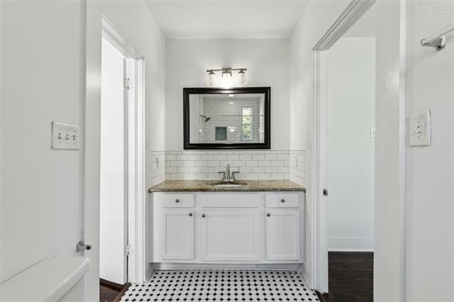 820 W 10th Street - Photo 8