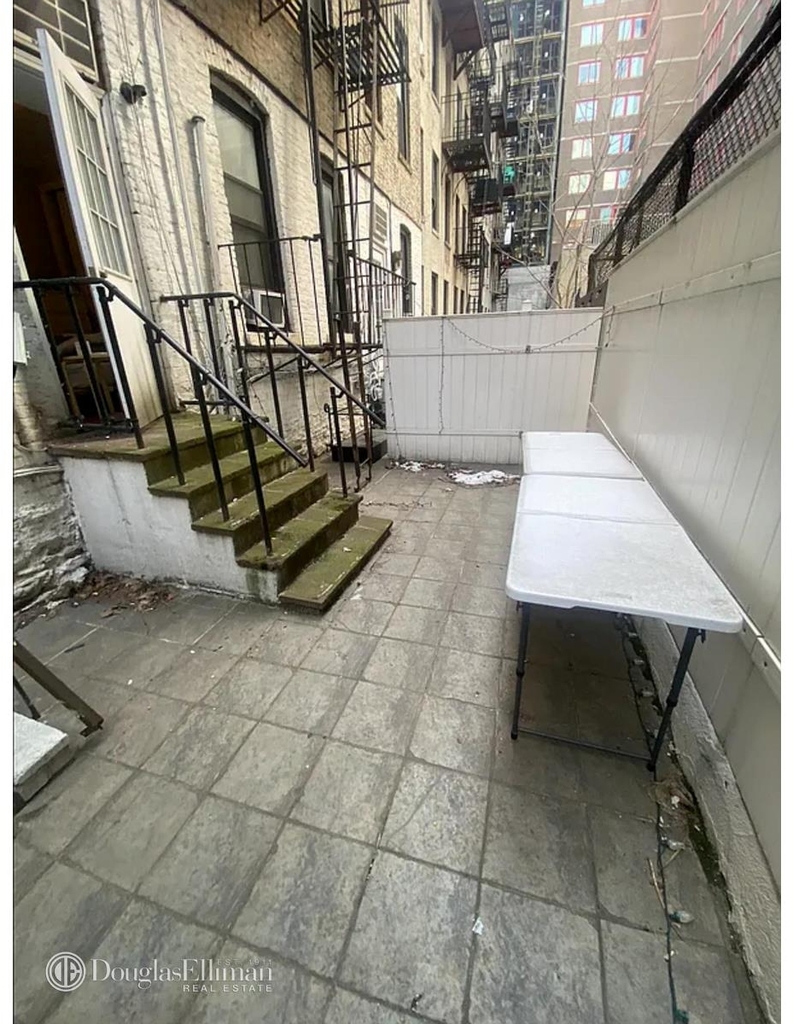 336 E 18th St - Photo 5
