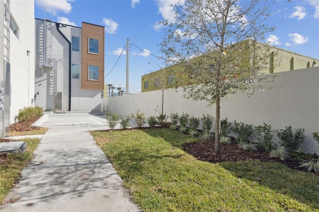 544 N Bumby Avenue - Photo 18