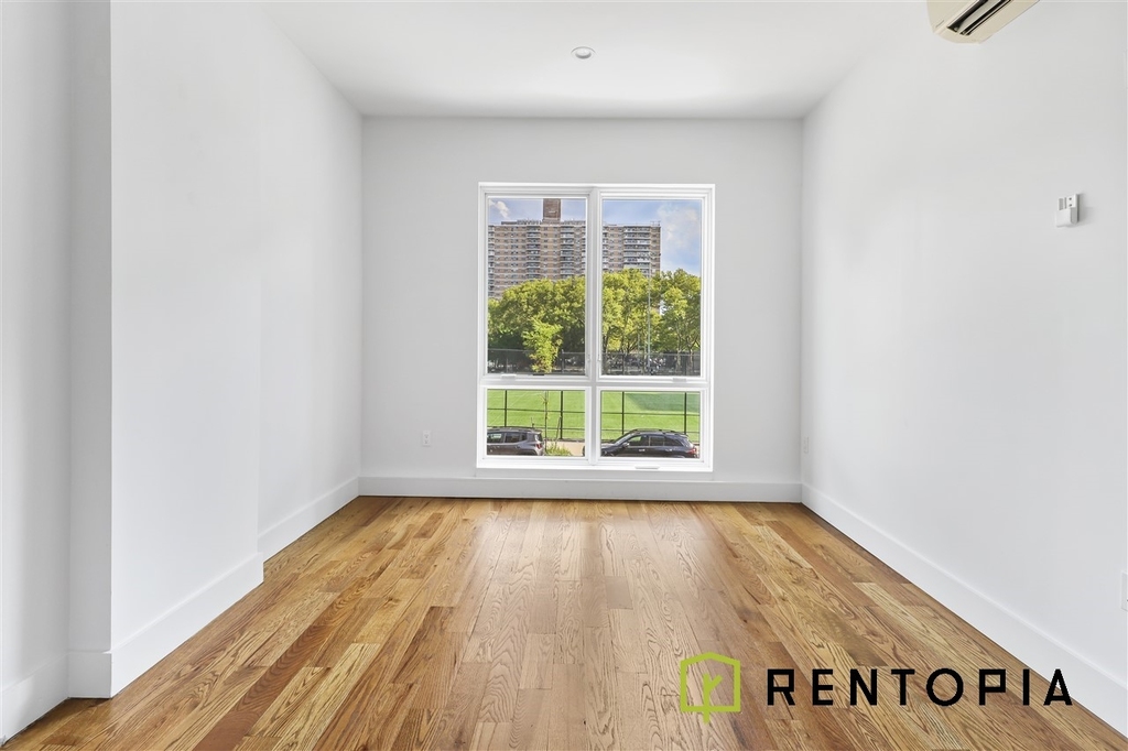 61 Montrose Avenue - Photo 2