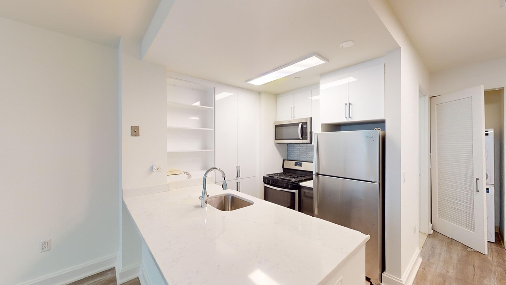 10 Hanover Square - Photo 1