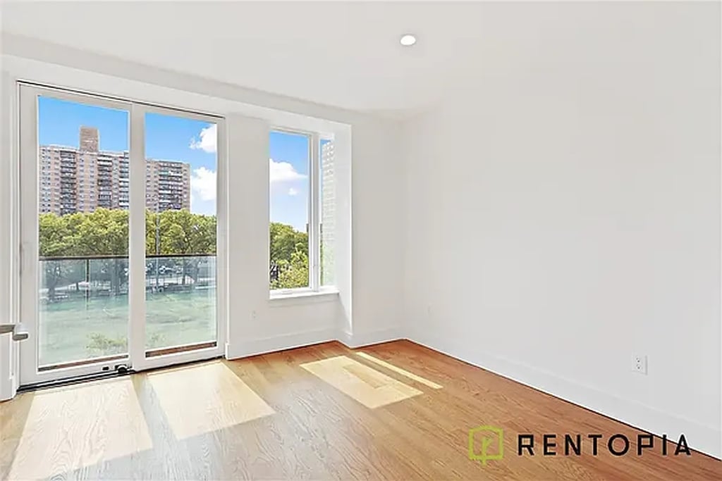 61 Montrose Avenue - Photo 4