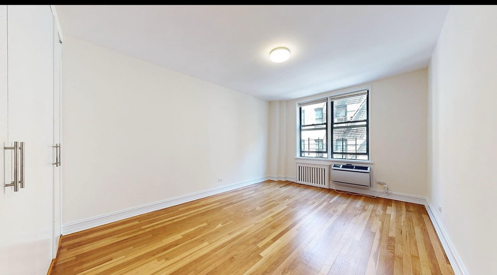 West 13th Street - Photo 4