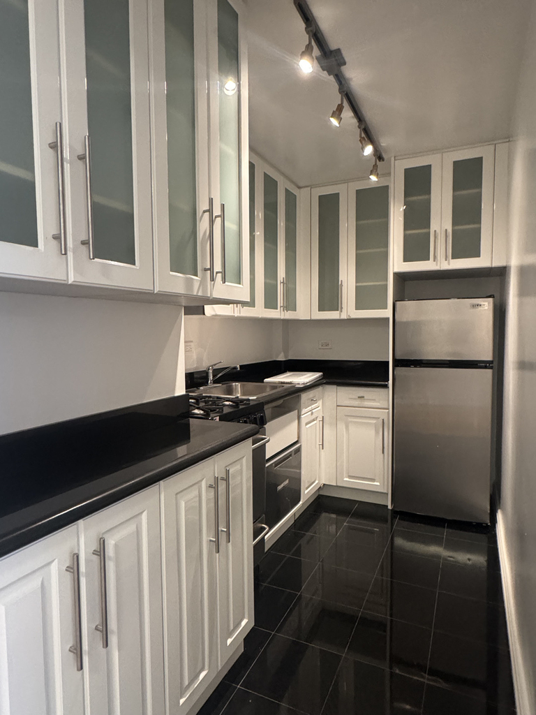West 13th Street - Photo 3