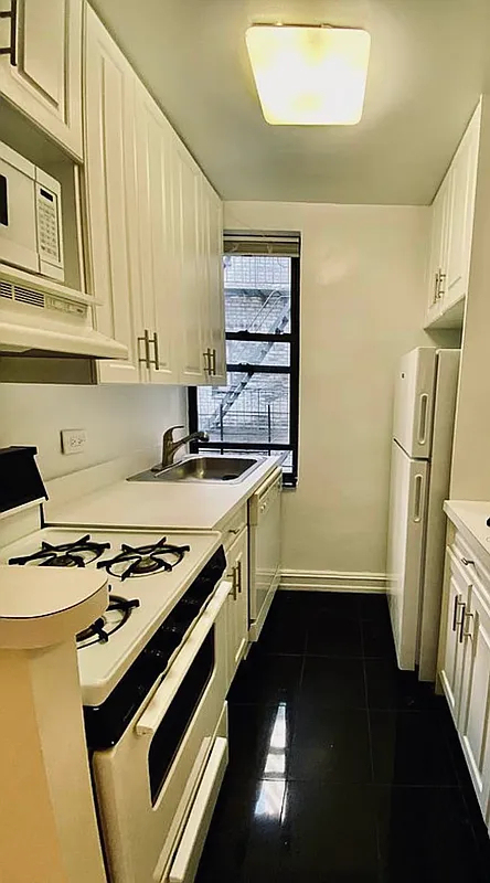 East 46th Street third avenue - Photo 4