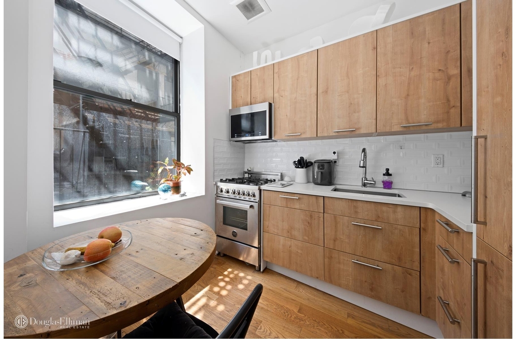 517 W 45th St - Photo 3