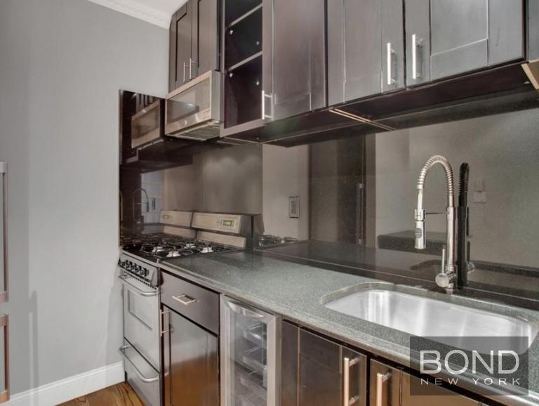 West 52nd Street - Photo 3