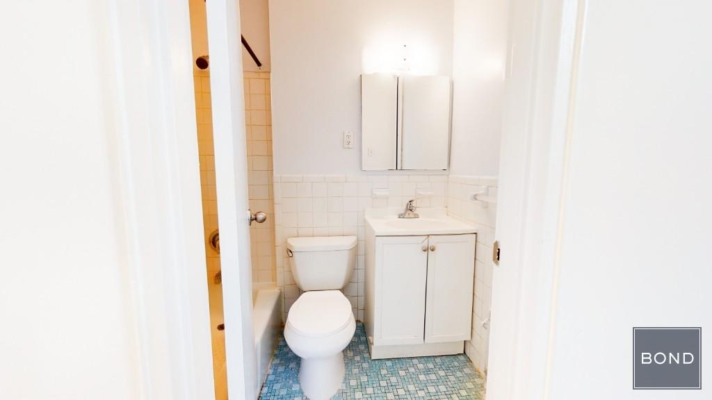 East 85th Street - Photo 3