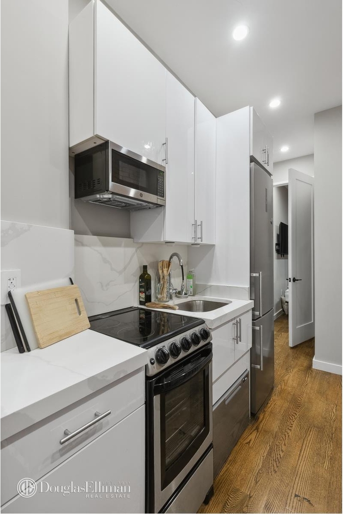 332 E 19th St - Photo 3