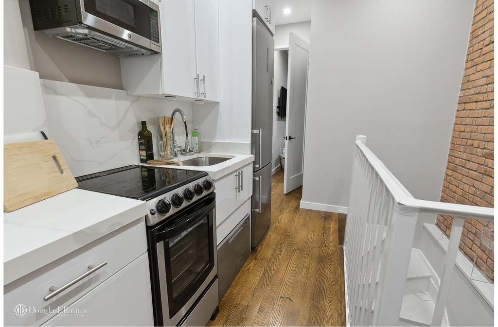 332 E 19th St - Photo 2