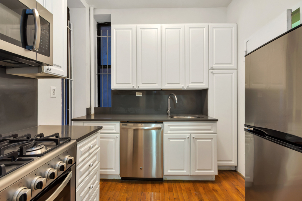 West 45th Street - Photo 0