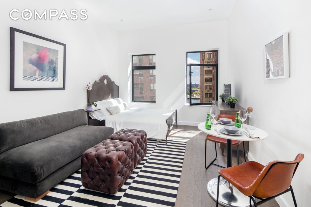 44 E End Avenue - Photo 0