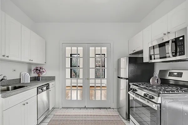 17 Greenwich Avenue - Photo 3