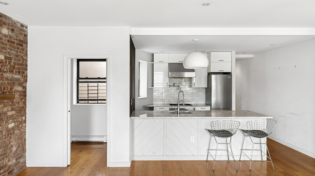 319 E 105th Street - Photo 1