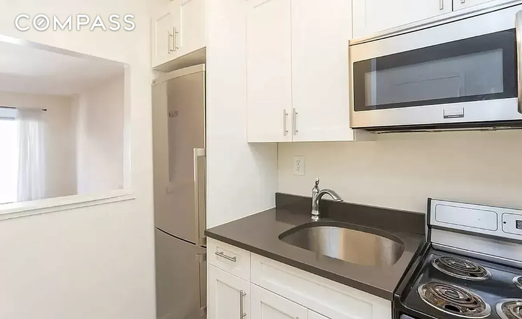 221 E 82nd Street - Photo 2