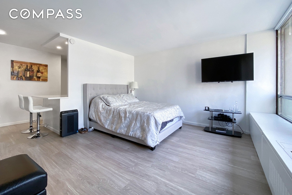 300 E 33rd Street - Photo 4