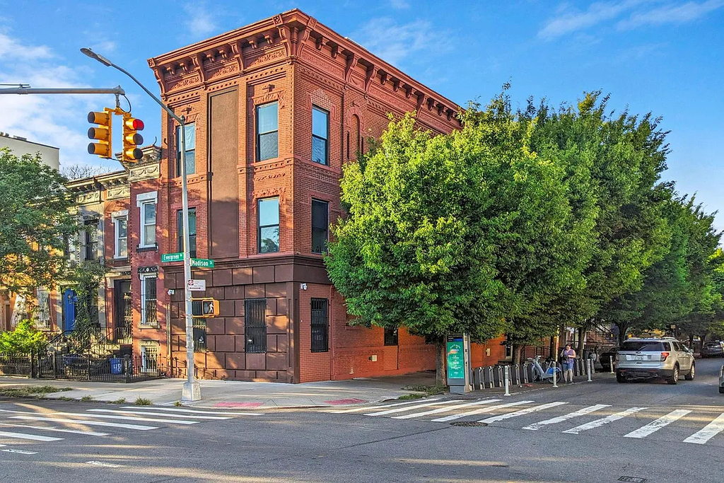 485 Evergreen Ave - Photo 15