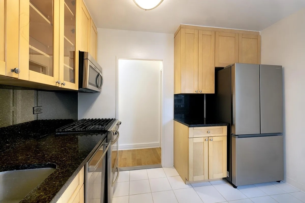 424 West End Avenue - Photo 1