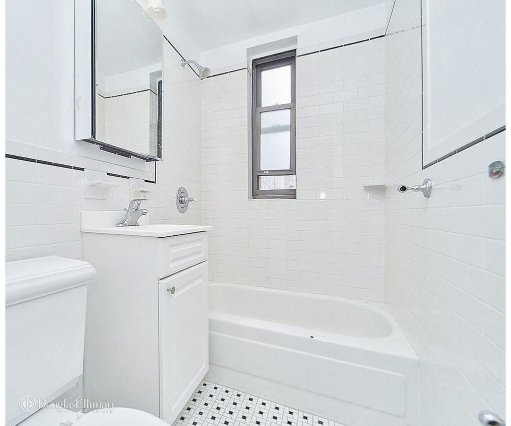 305 W 45th St - Photo 1