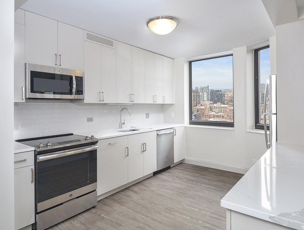 320 W Illinois Street - Photo 1