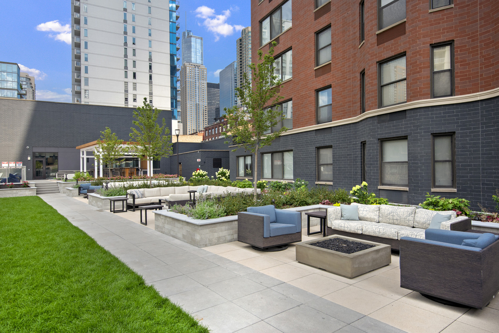 320 W Illinois Street - Photo 20