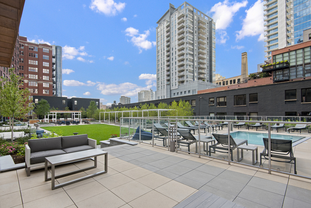 320 W Illinois Street - Photo 17