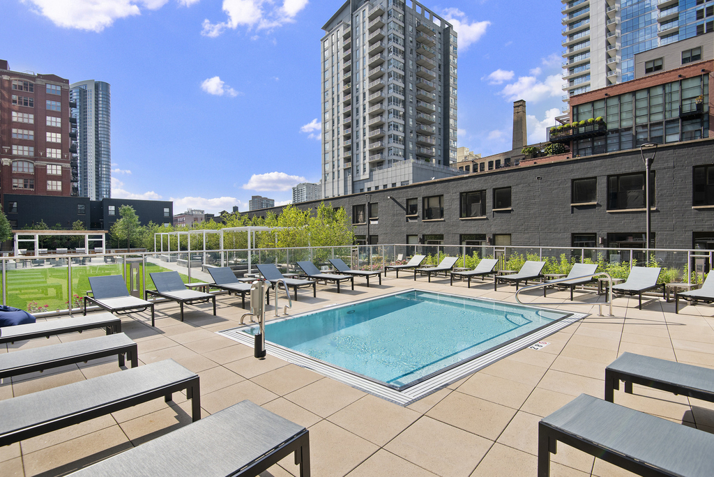 320 W Illinois Street - Photo 18