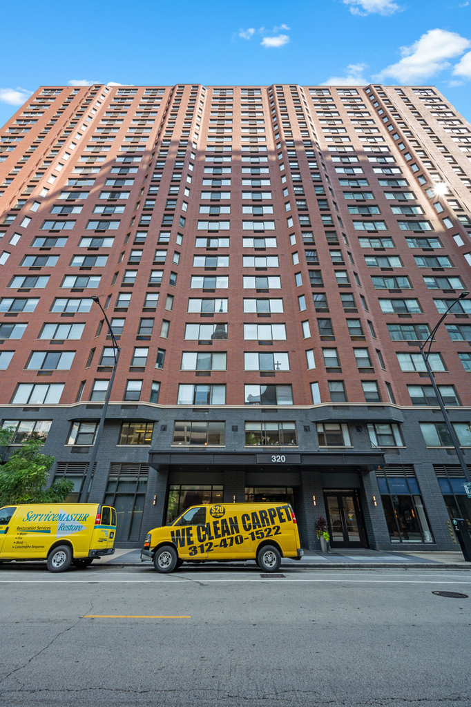 320 W Illinois Street - Photo 0