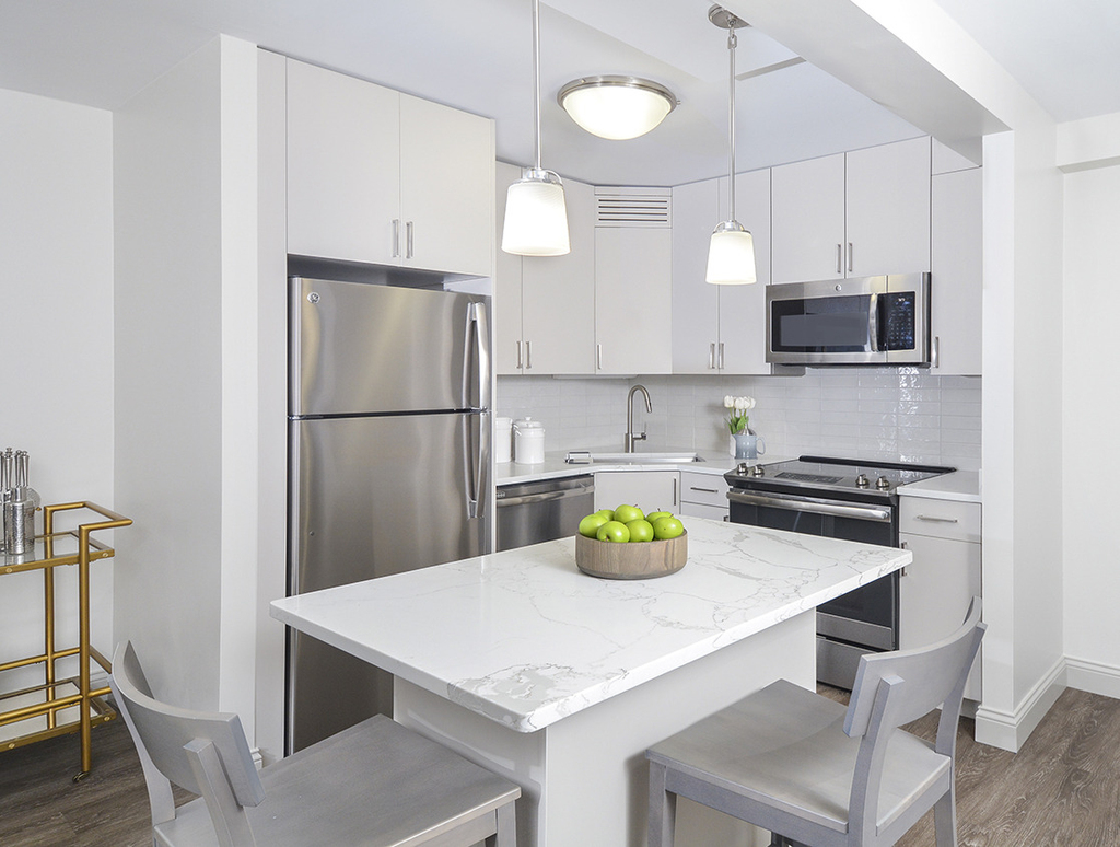 320 W Illinois Street - Photo 2