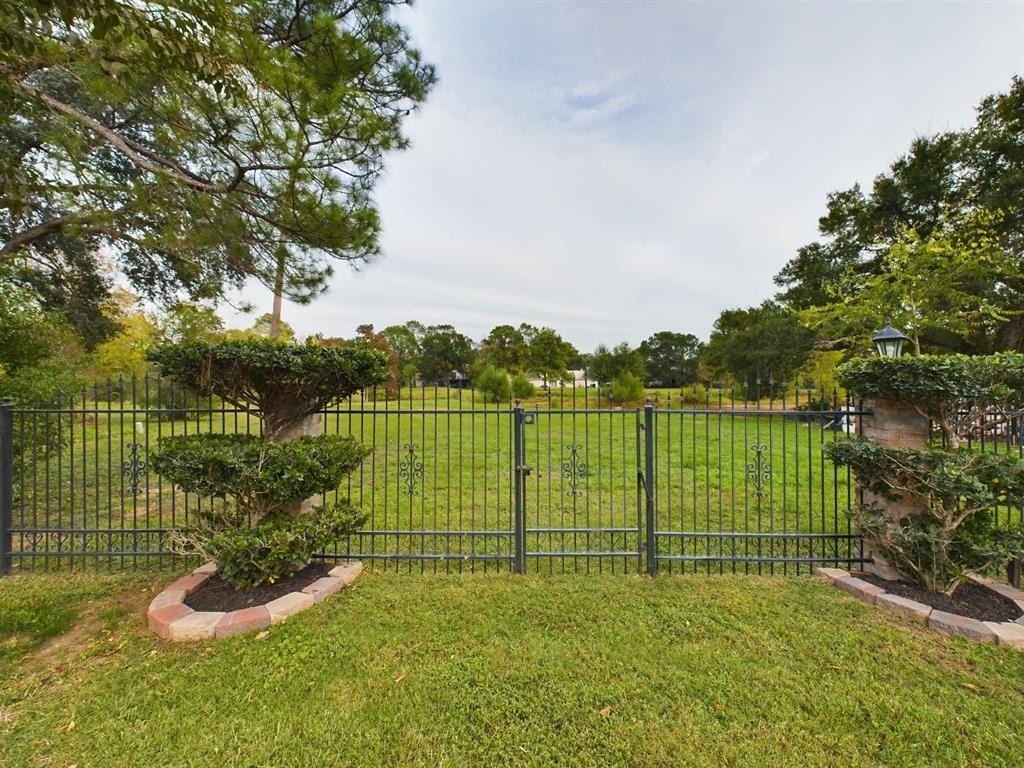 7702 Antoine Drive - Photo 43