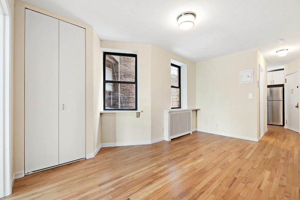West 49th Street - Photo 1
