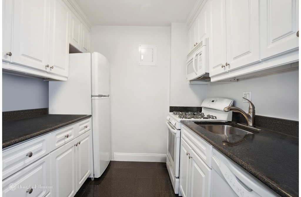 155 W 68th St - Photo 3