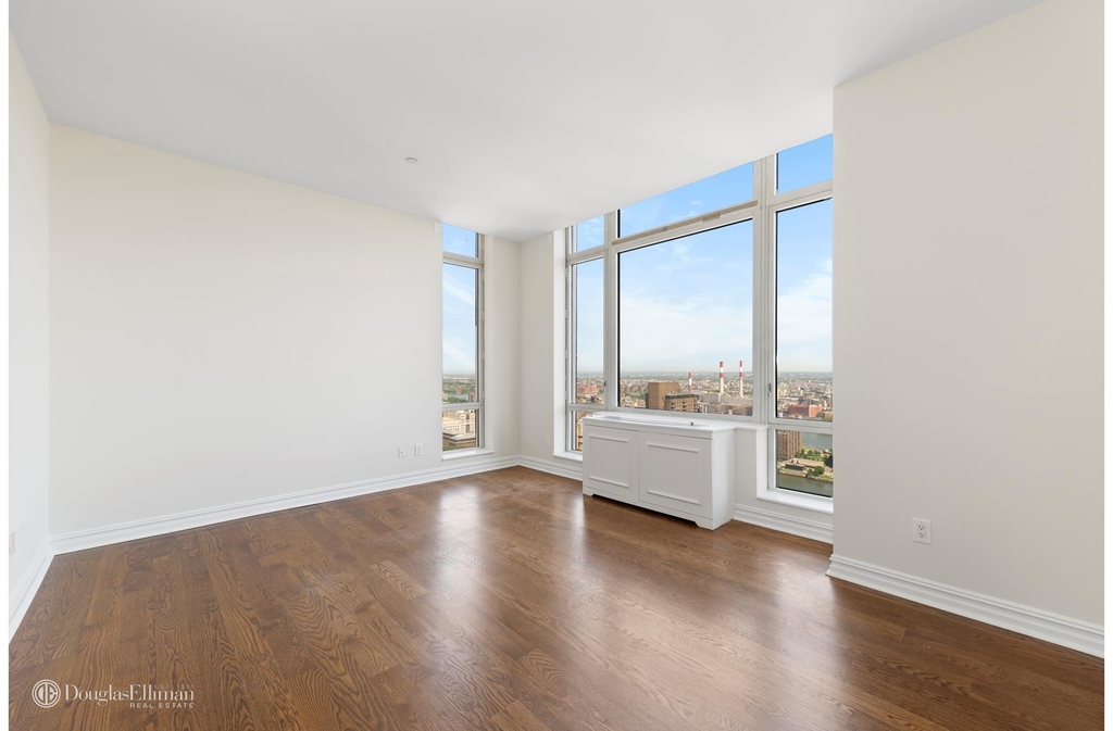 401 E 60th St - Photo 4