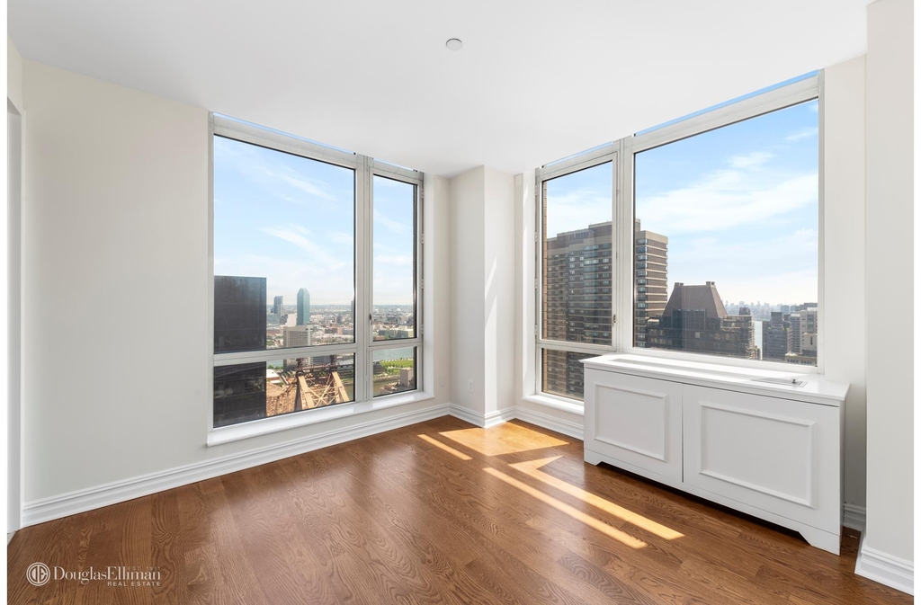 401 E 60th St - Photo 5