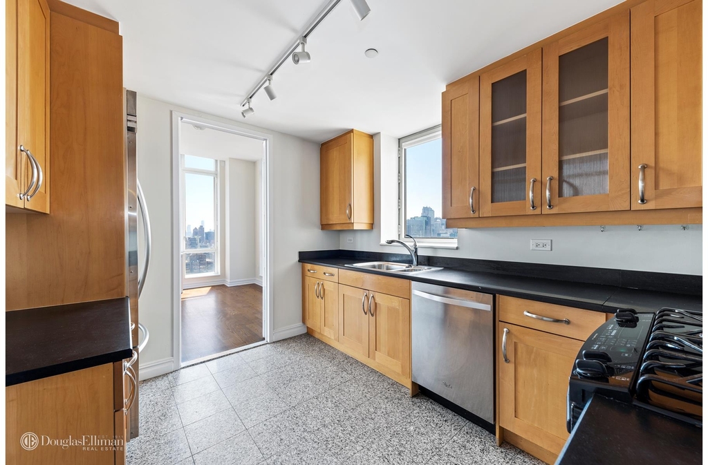 401 E 60th St - Photo 6