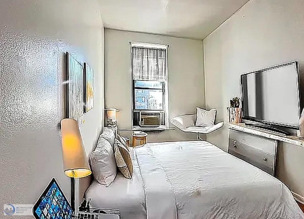403 East 69th Street - Photo 3