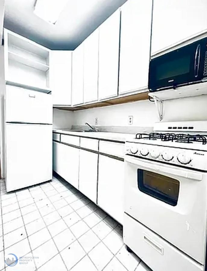 403 East 69th Street - Photo 4