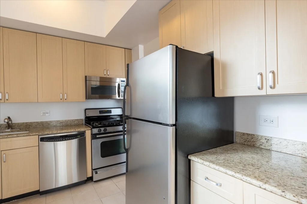W 48th St - Photo 3