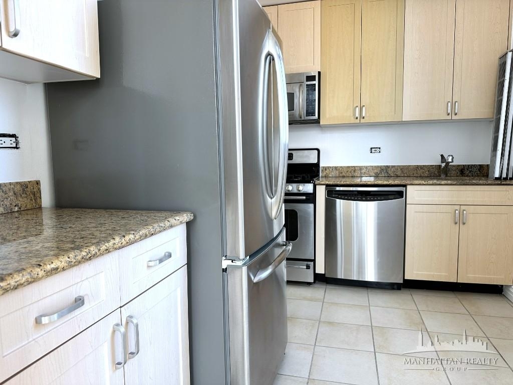 W 48th St - Photo 6
