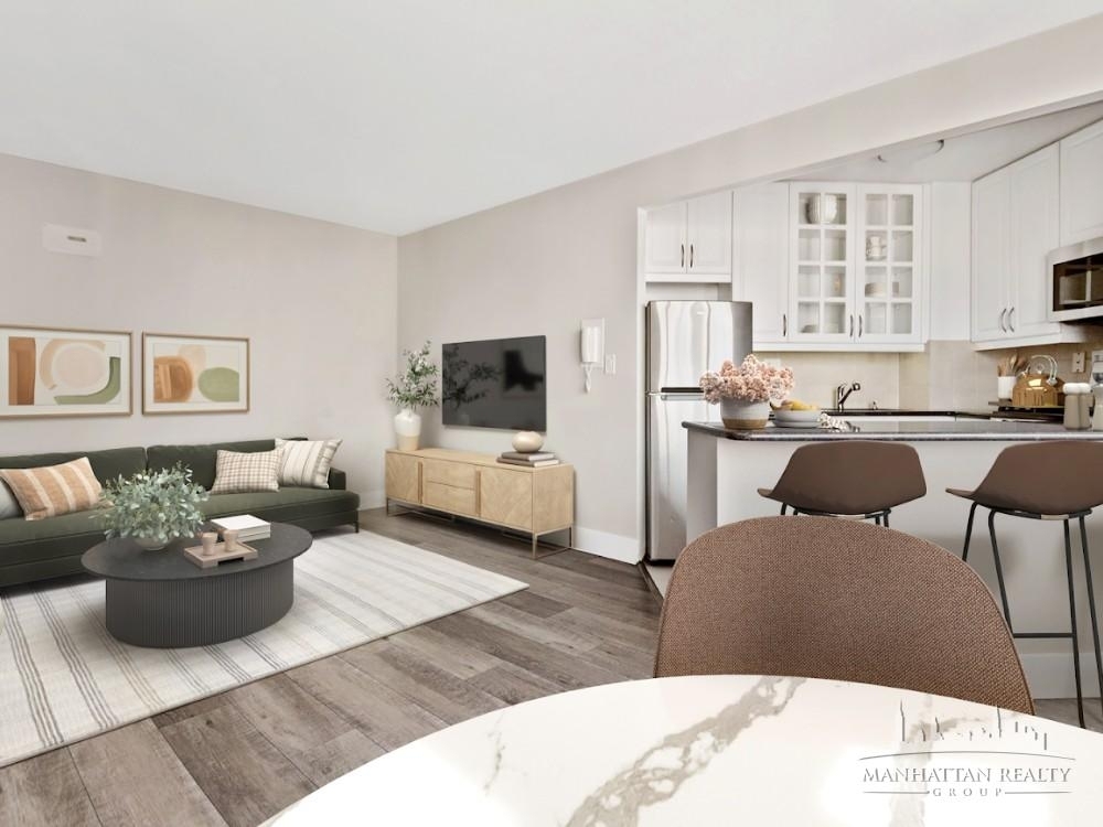 Second Avenue - Photo 2