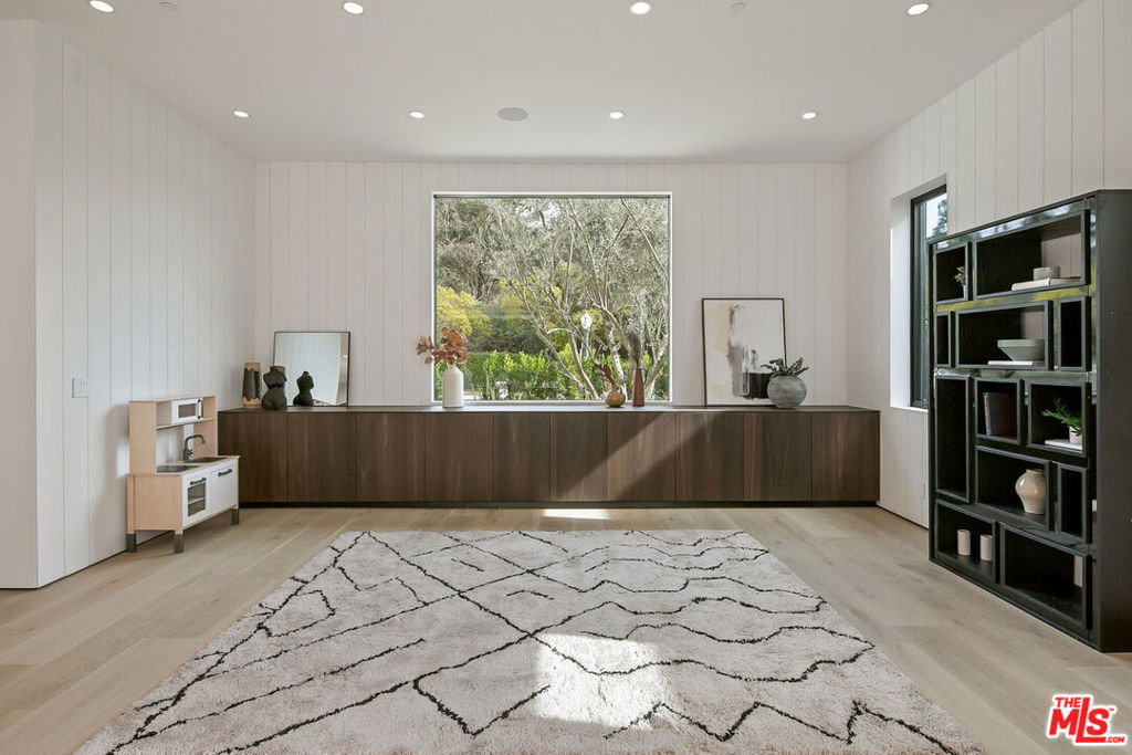 211 Veteran Avenue - Photo 13