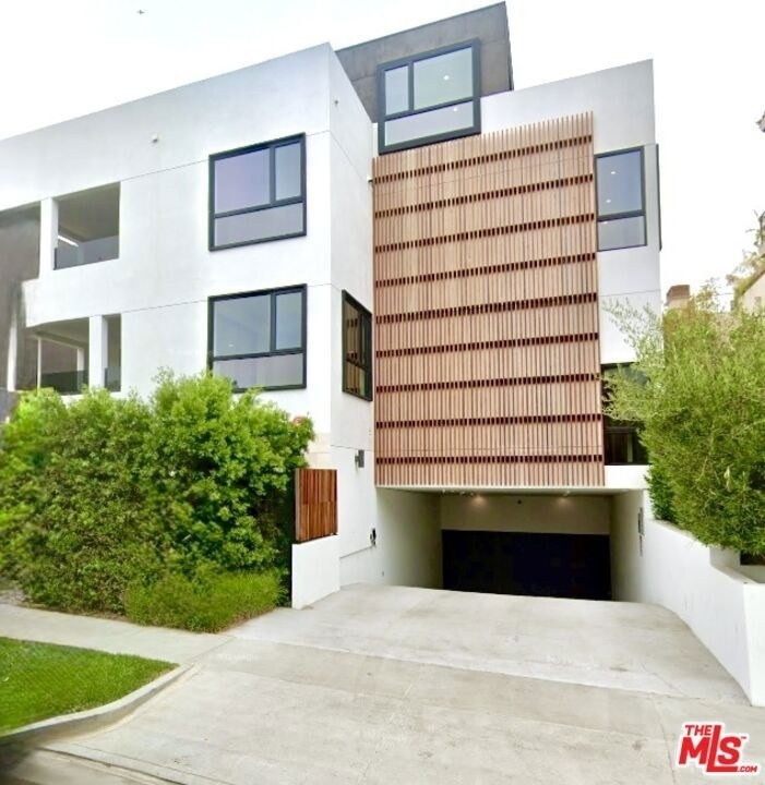 724 N Croft Avenue - Photo 0