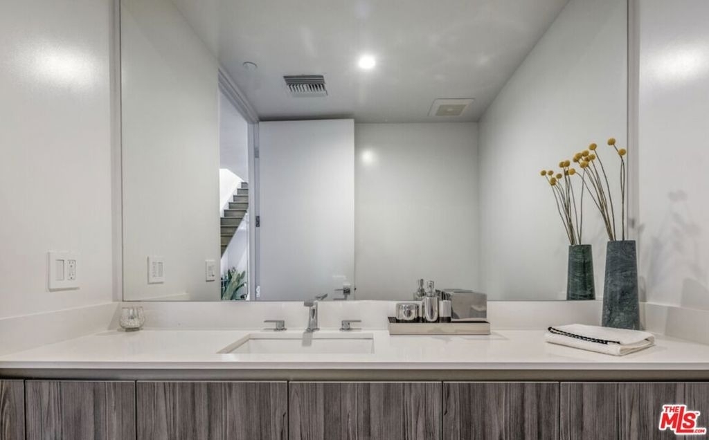 724 N Croft Avenue - Photo 8