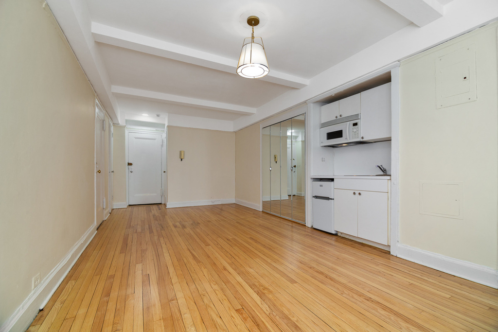 325 E 41st Street - Photo 1