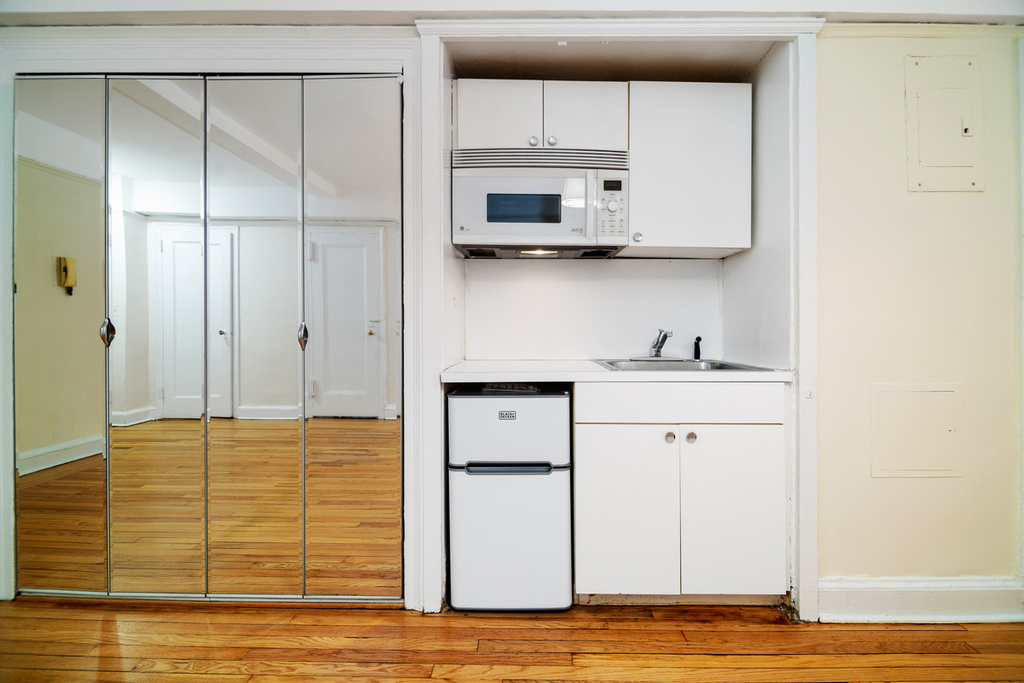 325 E 41st Street - Photo 2
