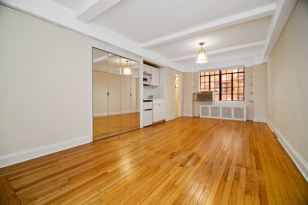 325 E 41st Street - Photo 0