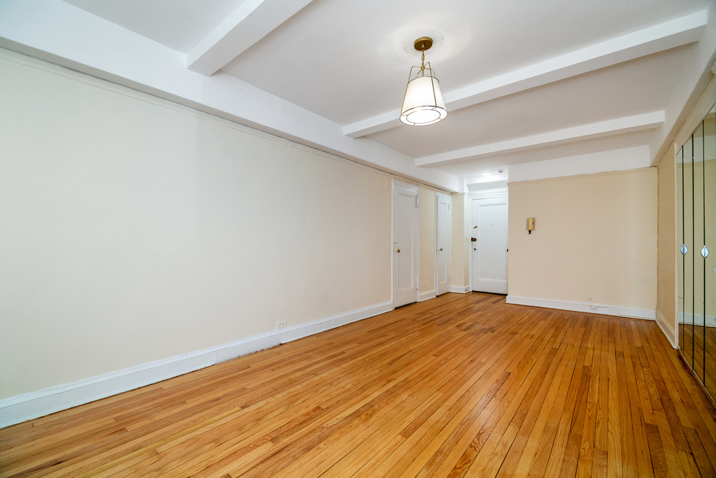 325 E 41st Street - Photo 3