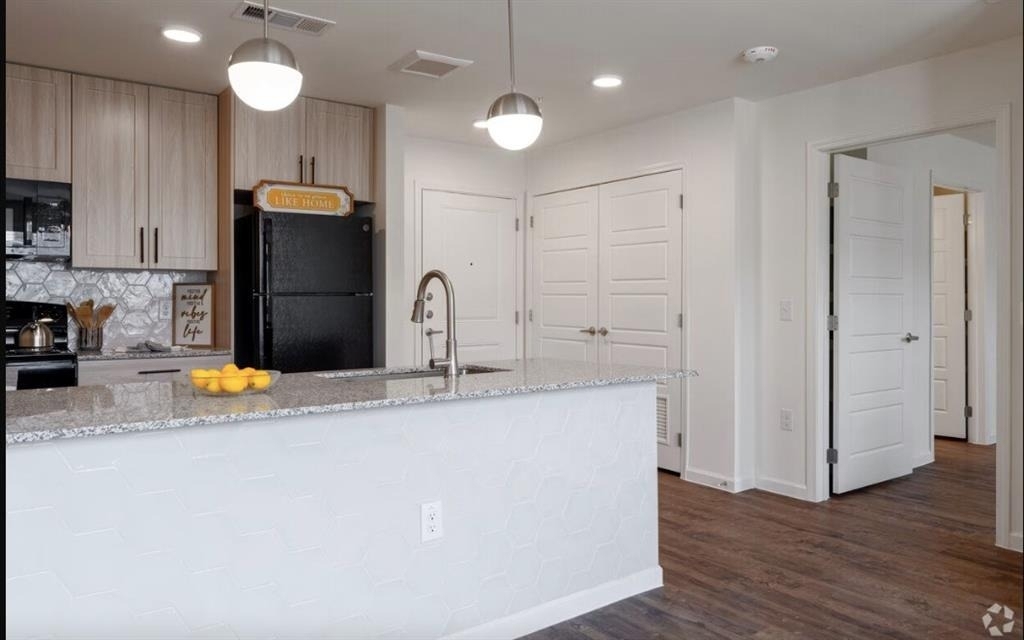 1200 W W Koenig Ln - Photo 17