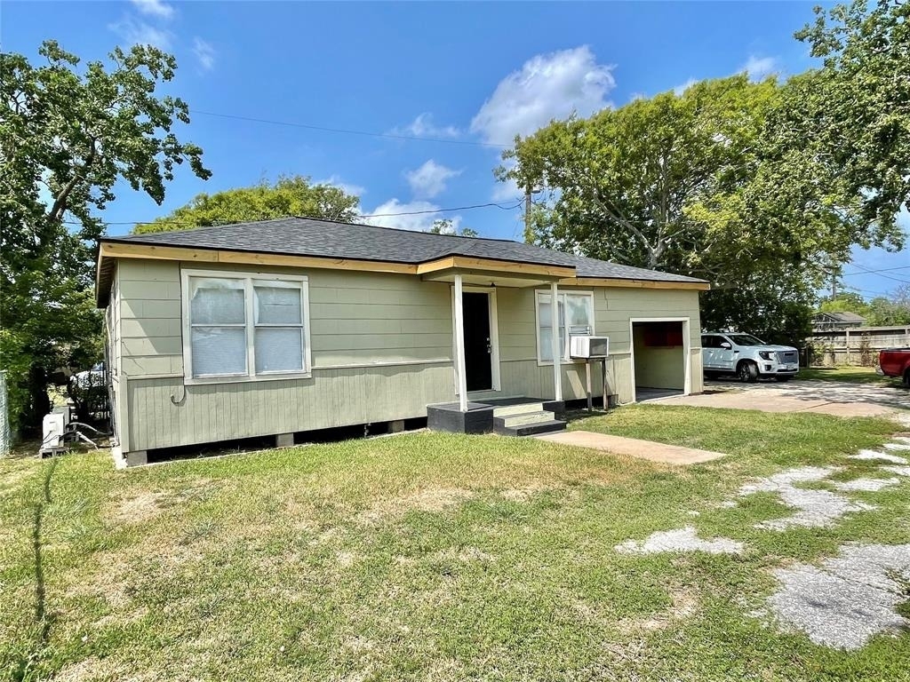 611 N Avenue D - Photo 0